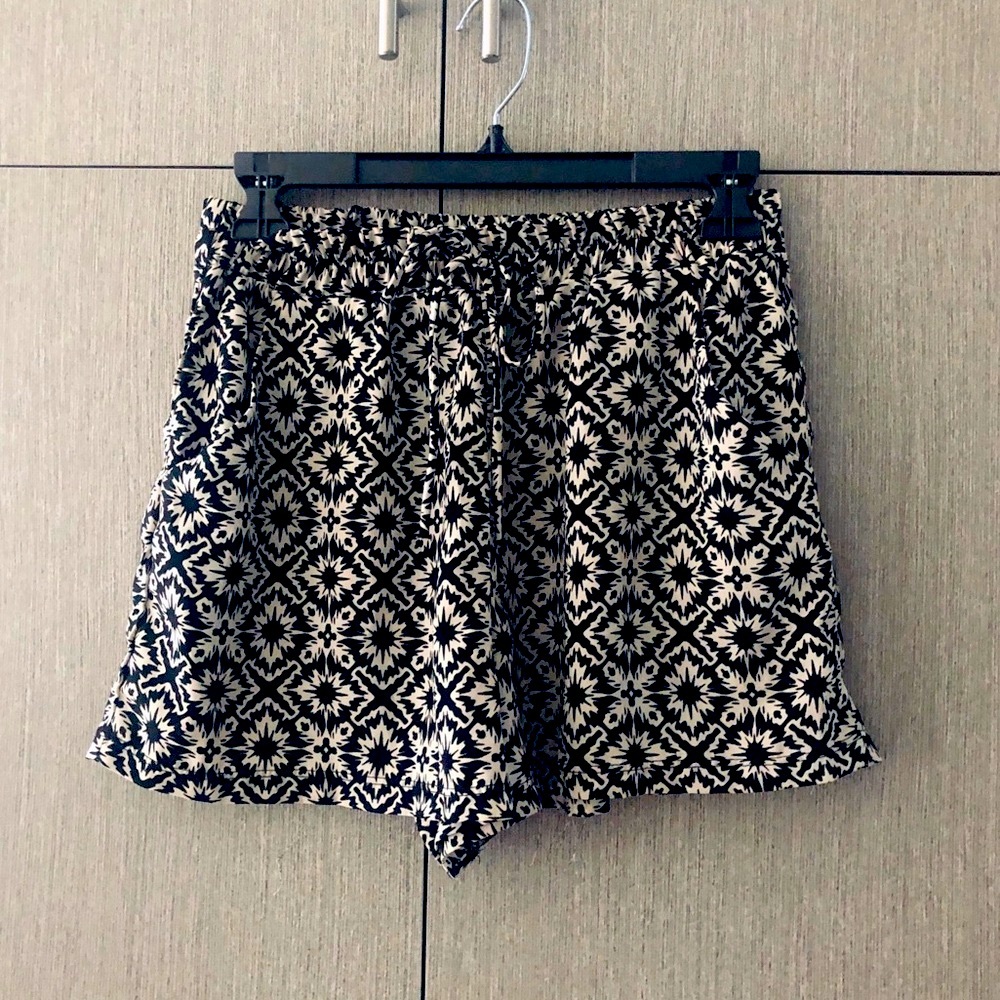 2B Bebe flowy shorts